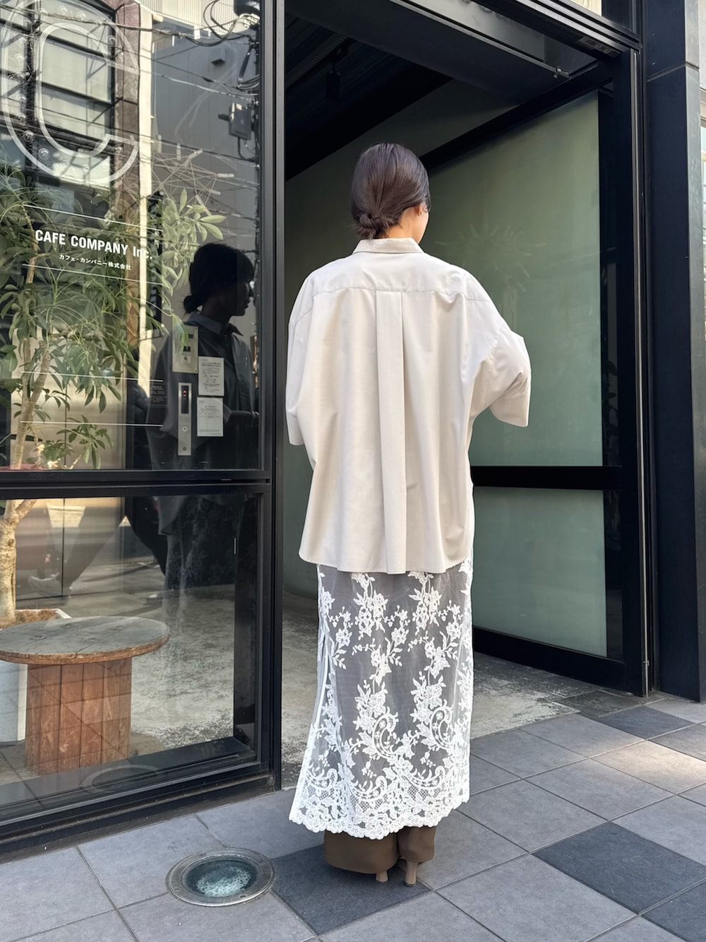 ブラウン系のその他パンツ、ブラウン系のサンダル、ホワイト系のワンピースを着用したレディースの冬コーディネートの4枚目の写真