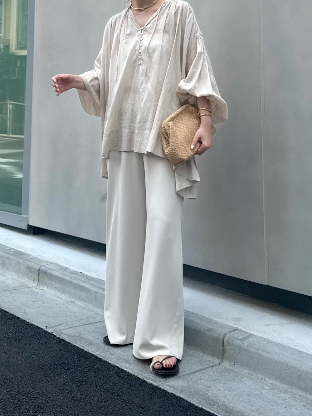ベージュ系のショルダーバッグ、ベージュ系のシャツ/ブラウス、ベージュ系のその他パンツを着用したレディースの春コーディネートの2枚目の写真