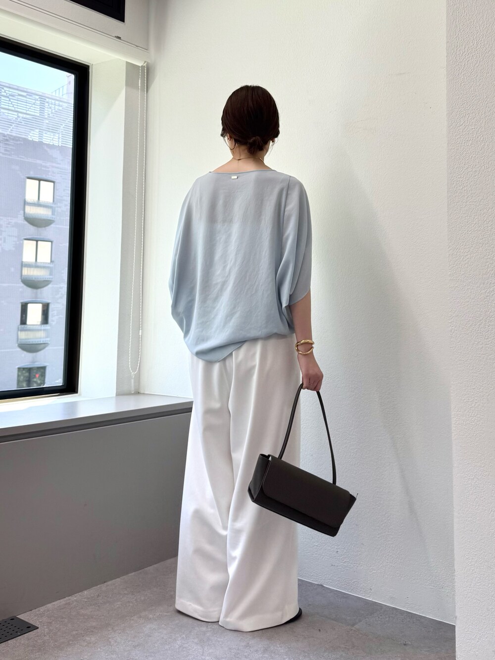 ホワイト系のその他パンツ、ブルー系のシャツ/ブラウス、グレー系のベルトを着用したレディースの春コーディネートの3枚目の写真