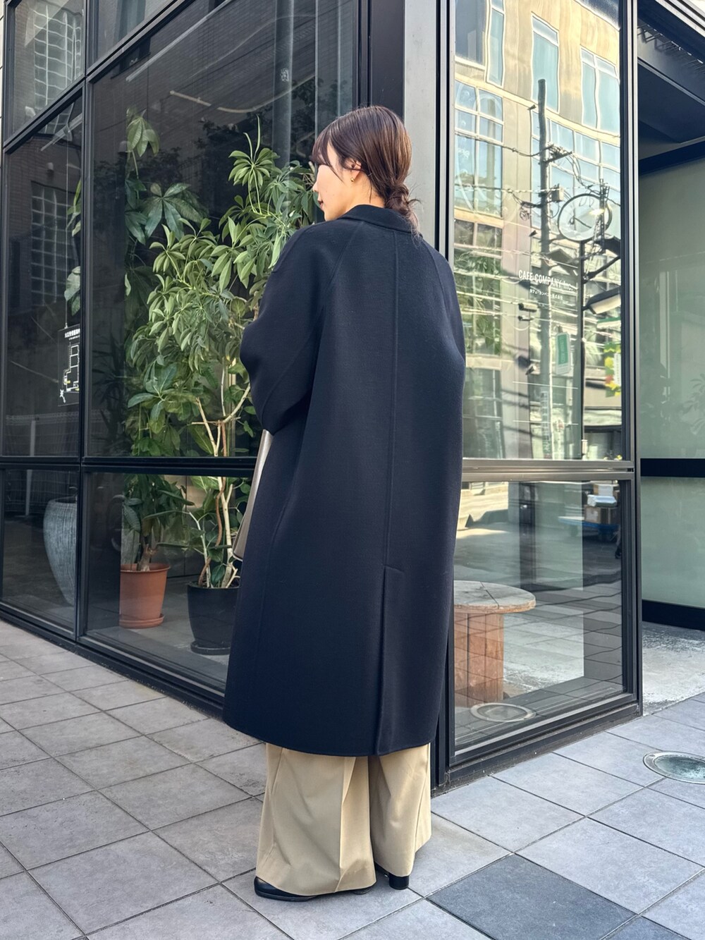 ベージュ系のその他パンツ、グレー系のトートバッグ、ブラック系のニット/セーターを着用したレディースの冬コーディネートの3枚目の写真