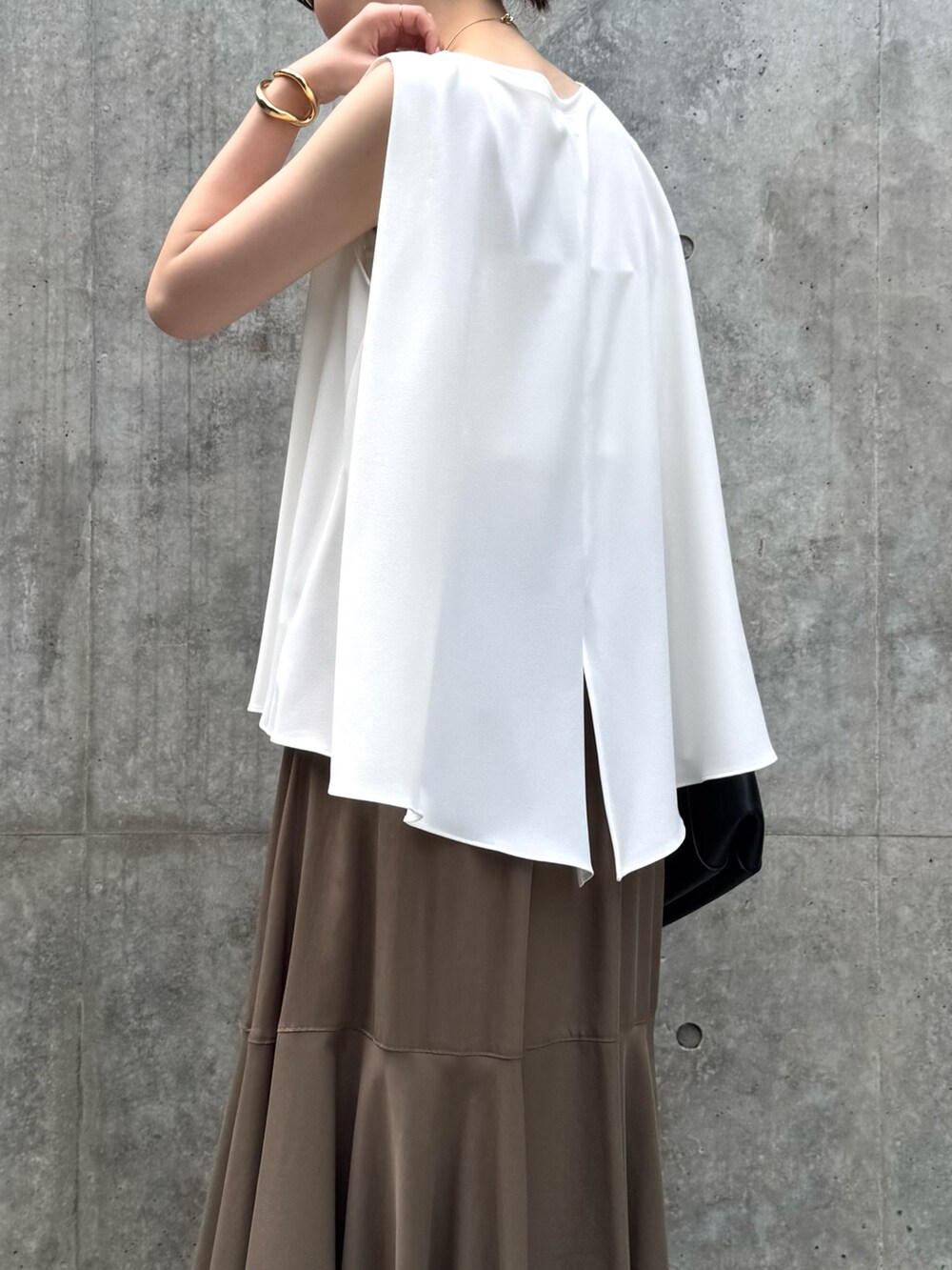 ホワイト系のTシャツ/カットソー、ブラウン系のスカート、ゴールド系のリングを着用したレディースの夏コーディネートの7枚目の写真