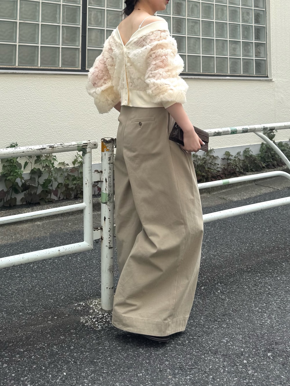 ベージュ系のその他パンツ、ブラウン系のショルダーバッグ、ホワイト系のカーディガン/ボレロを着用したレディースの夏コーディネートの2枚目の写真