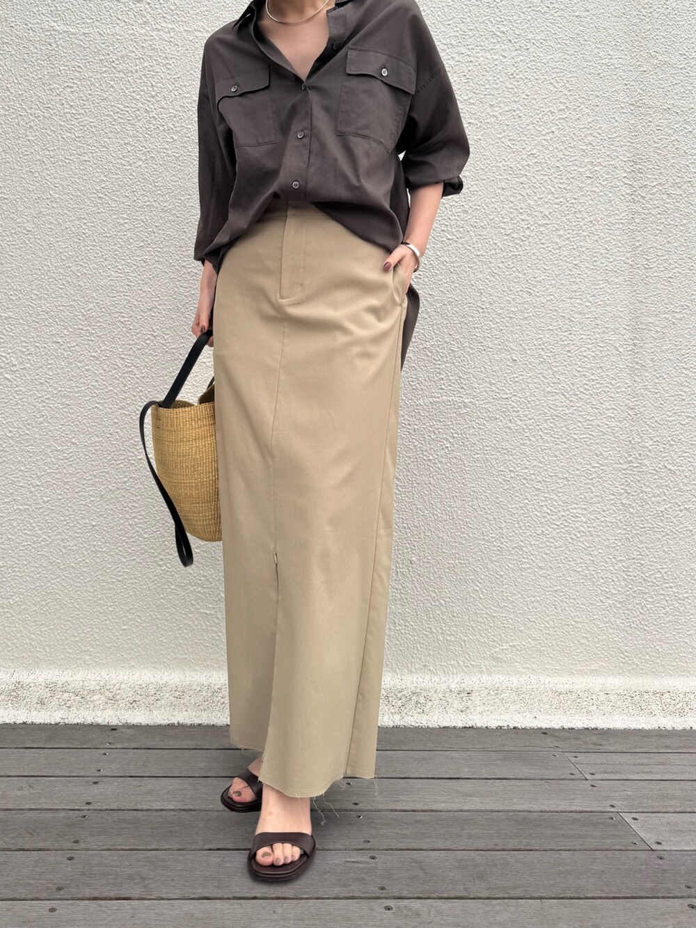 グレー系のシャツ/ブラウス、ベージュ系のスカート、ブラウン系のサンダルを着用したレディースの春コーディネートの3枚目の写真