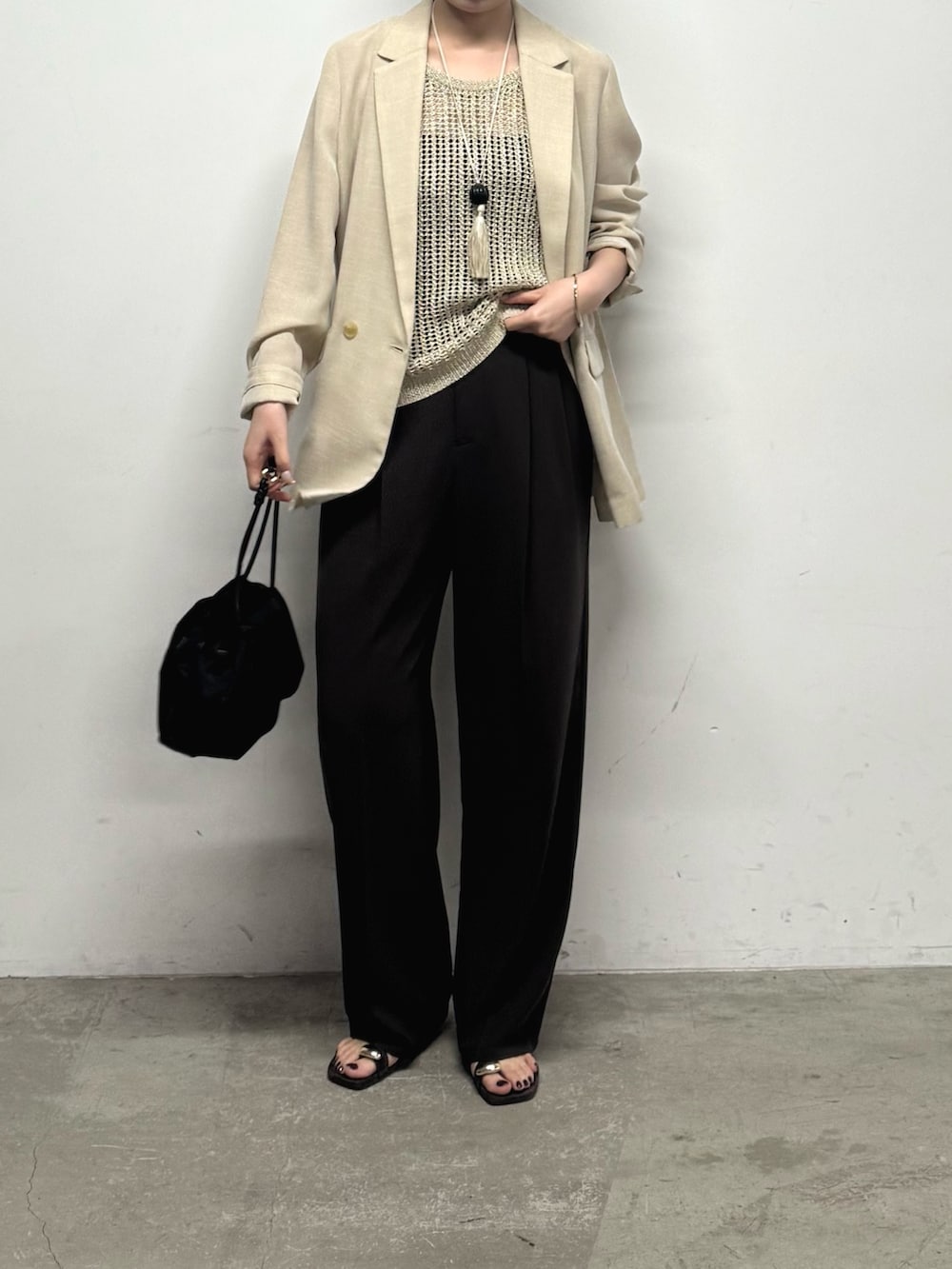 ブラウン系のその他パンツ、ブラウン系のサンダル、ベージュ系のテーラードジャケットを着用したレディースの春コーディネートの2枚目の写真