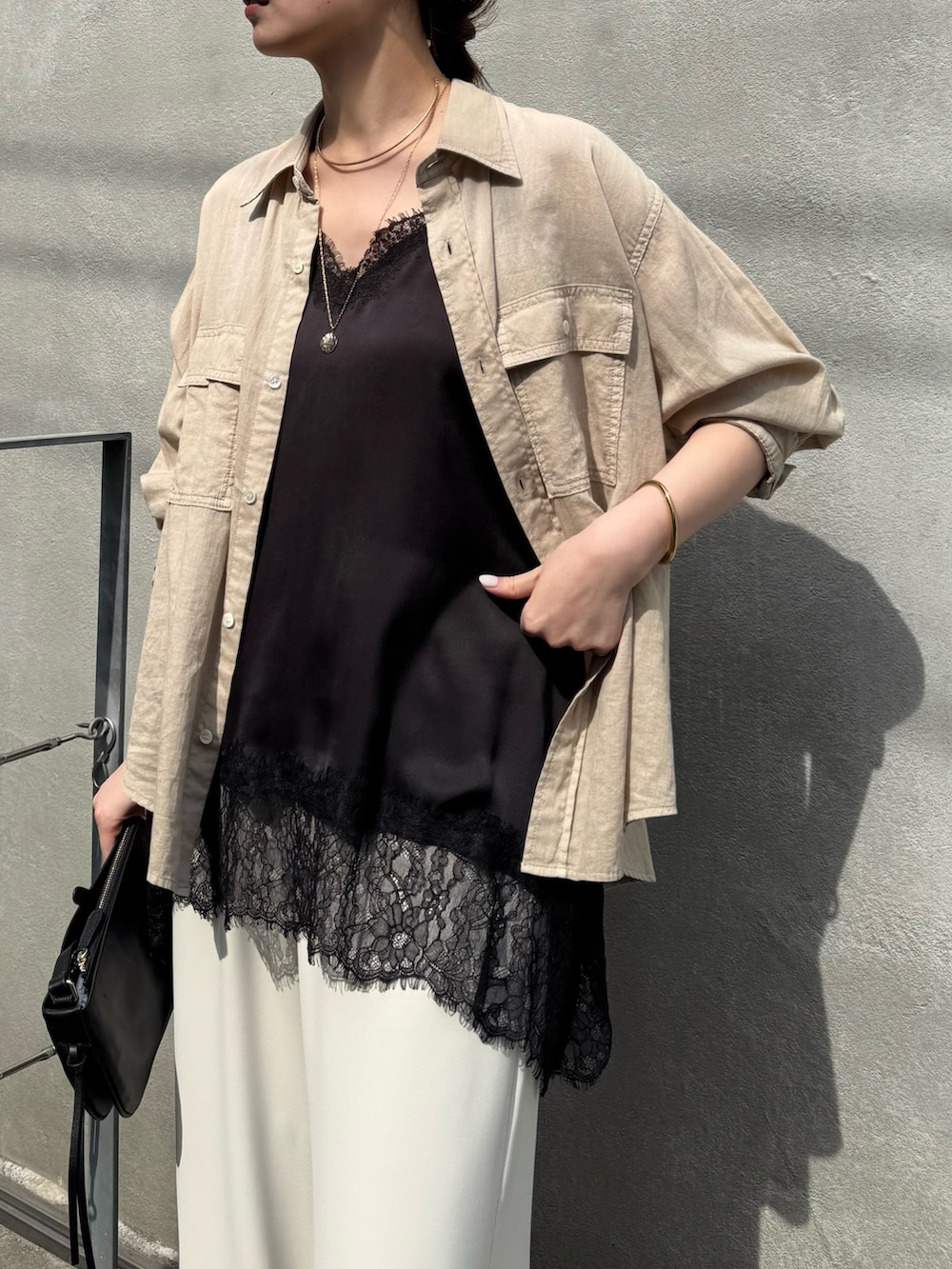 ベージュ系のその他パンツ、ブラック系のシャツ/ブラウス、ベージュ系のシャツ/ブラウスを着用したレディースの春コーディネートの3枚目の写真