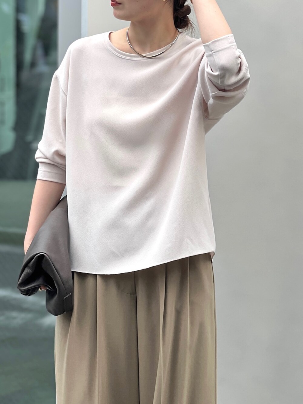 ベージュ系のその他パンツ、ブラウン系のサンダル、ブラウン系のショルダーバッグを着用したレディースの春コーディネートの3枚目の写真