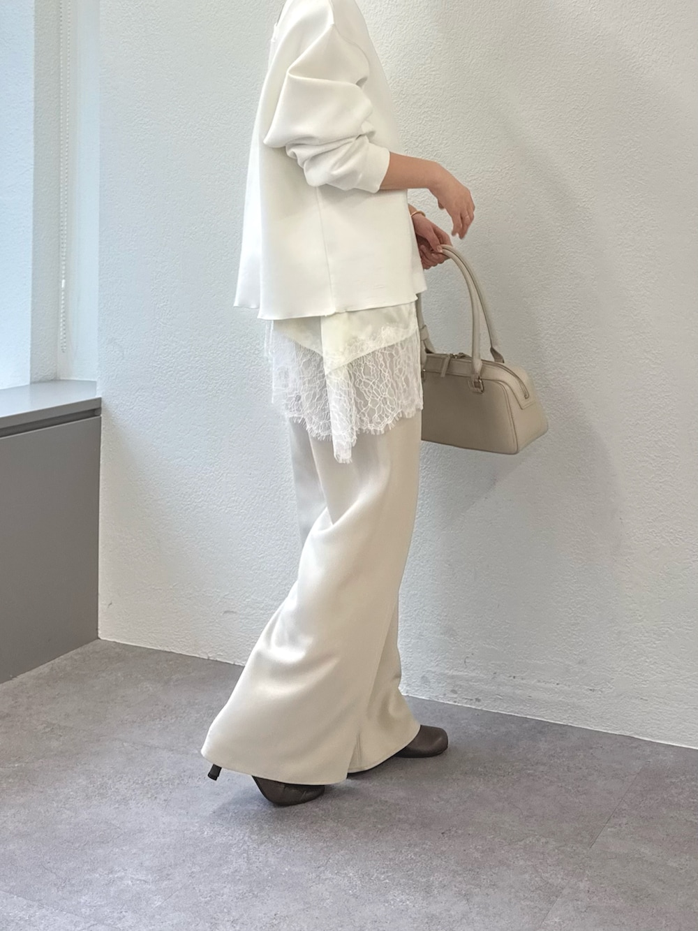 ベージュ系のその他パンツ、ホワイト系のシャツ/ブラウス、ホワイト系のTシャツ/カットソーを着用したレディースの冬コーディネートの2枚目の写真