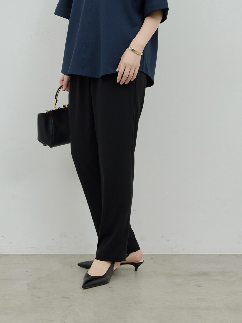 ブラック系のその他パンツ、ブルー系のシャツ/ブラウスを着用したレディースの夏コーディネートの2枚目の写真