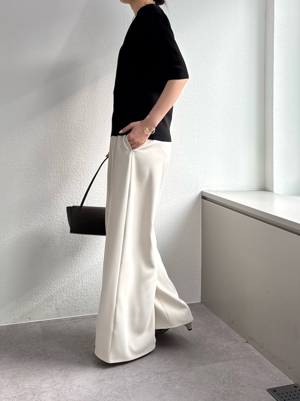 ベージュ系のサンダル、ベージュ系のその他パンツ、ブラック系のカーディガン/ボレロを着用したレディースの春コーディネートの2枚目の写真