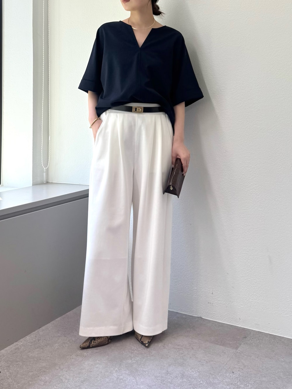 ブルー系のシャツ/ブラウス、ホワイト系のその他パンツ、ブラック系のベルトを着用したレディースの春コーディネートの2枚目の写真