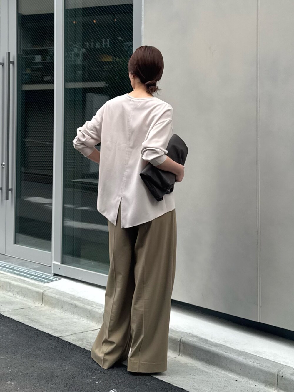ベージュ系のその他パンツ、ブラウン系のサンダル、ブラウン系のショルダーバッグを着用したレディースの春コーディネートの2枚目の写真