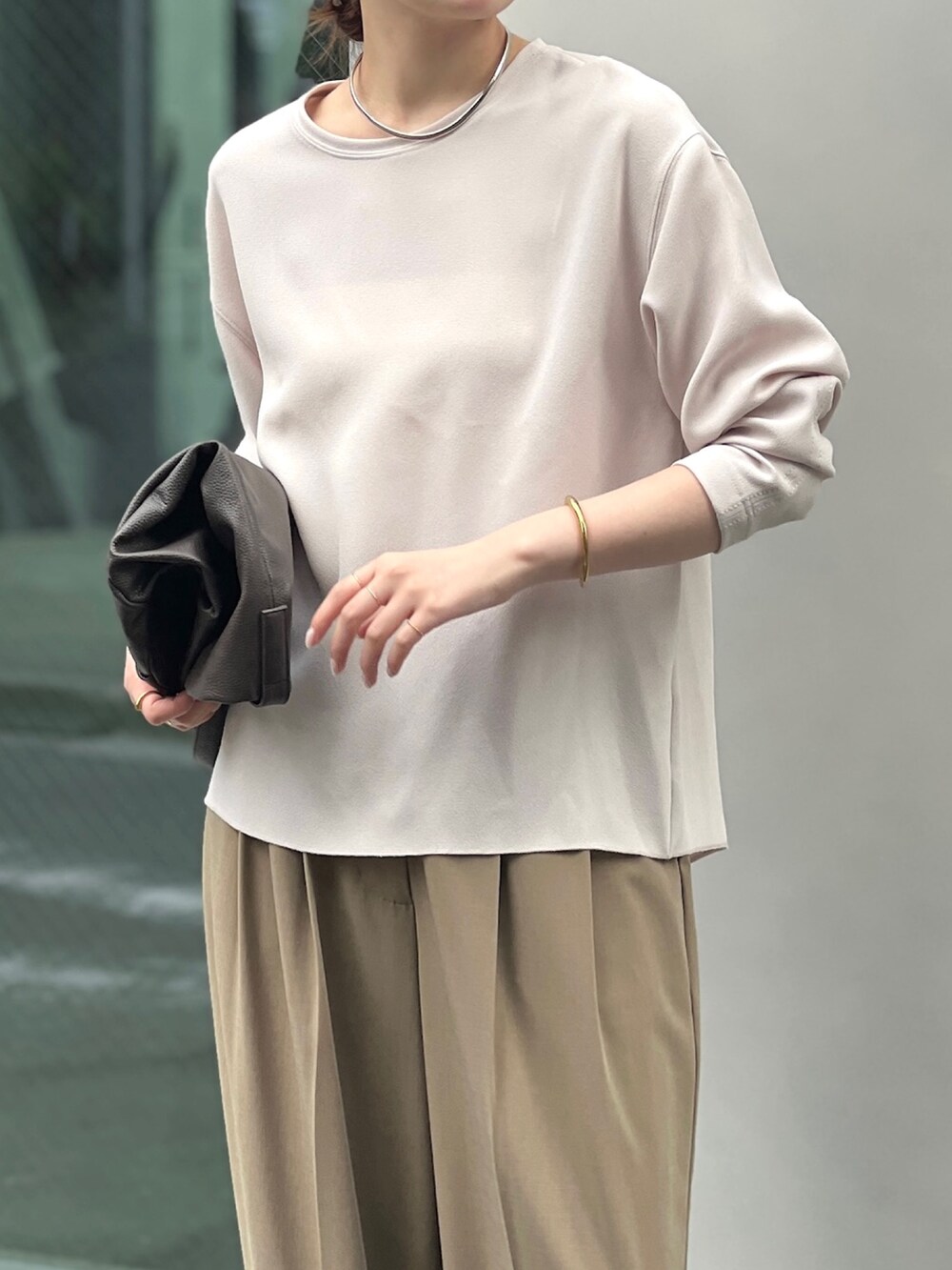 ベージュ系のその他パンツ、ブラウン系のサンダル、ブラウン系のショルダーバッグを着用したレディースの春コーディネートの4枚目の写真