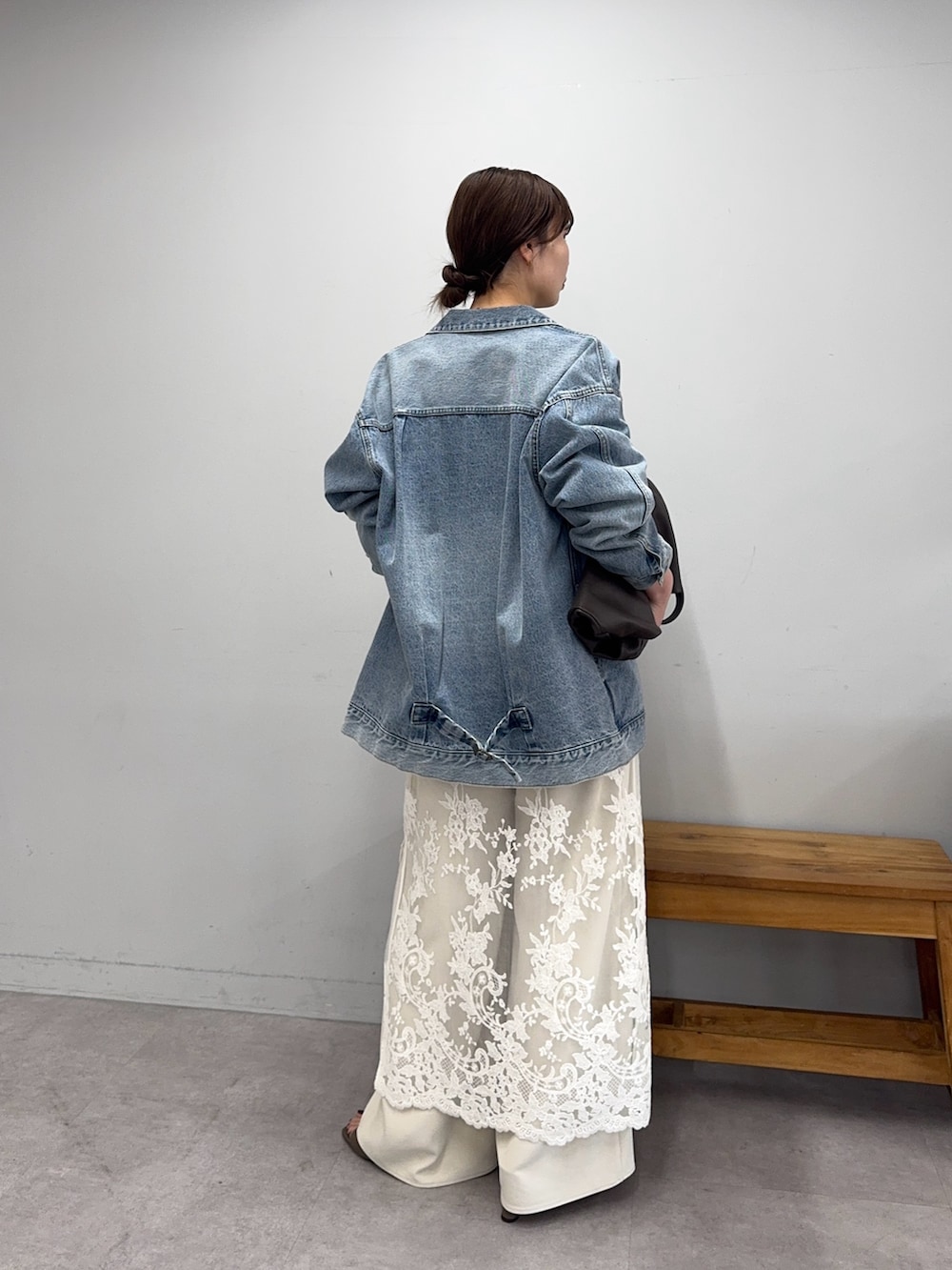 ホワイト系のワンピース、ベージュ系のその他パンツ、ブラウン系のサンダルを着用したレディースの春コーディネートの2枚目の写真