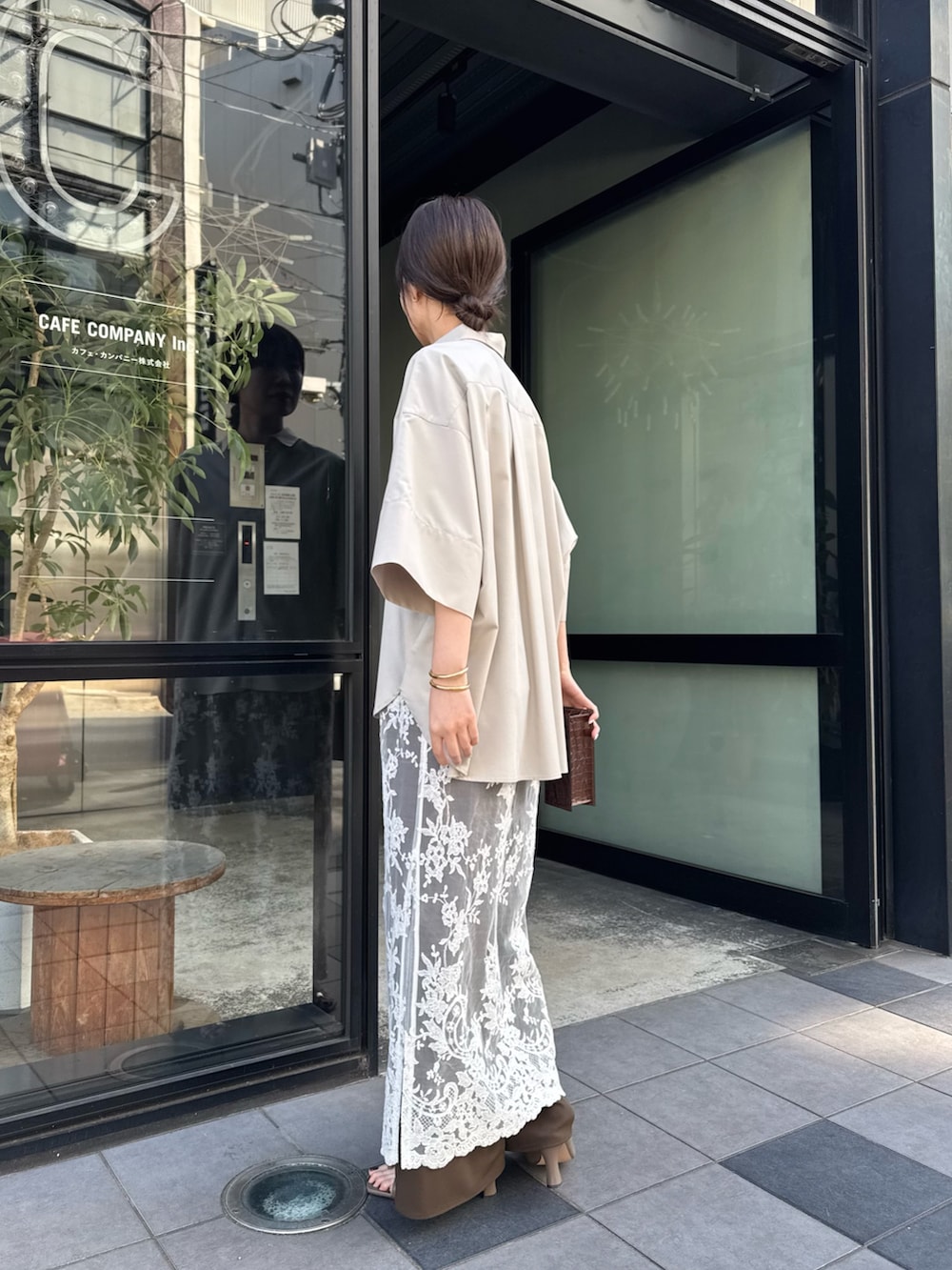 ブラウン系のその他パンツ、ブラウン系のサンダル、ホワイト系のワンピースを着用したレディースの冬コーディネートの5枚目の写真