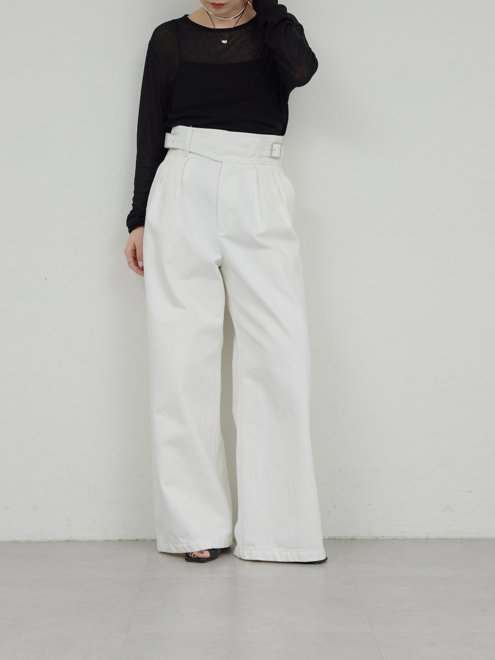 ホワイト系のデニムパンツ、ブラック系のTシャツ/カットソーを着用したレディースの春コーディネートの2枚目の写真