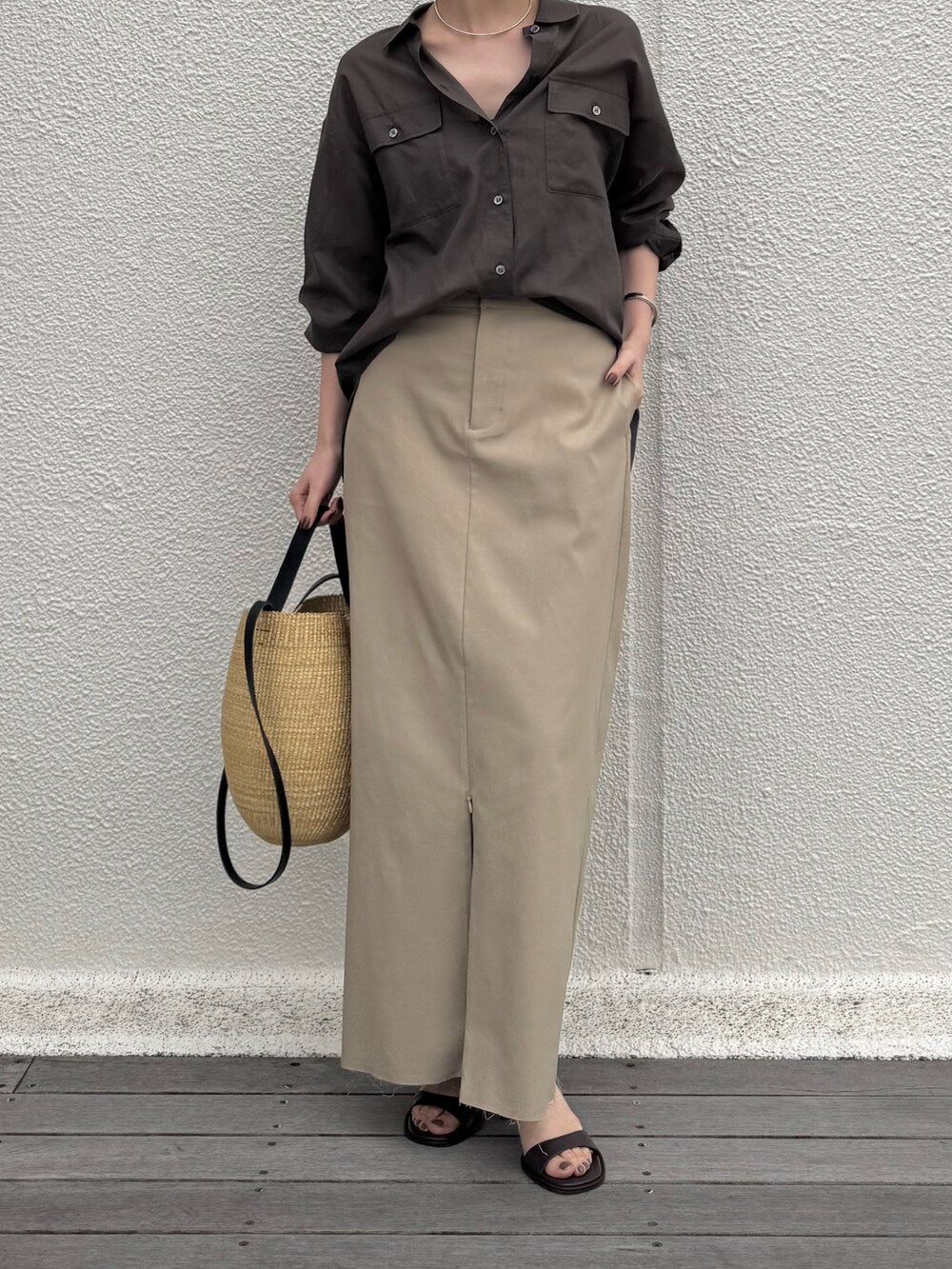 グレー系のシャツ/ブラウス、ベージュ系のスカート、ブラウン系のサンダルを着用したレディースの春コーディネートの2枚目の写真