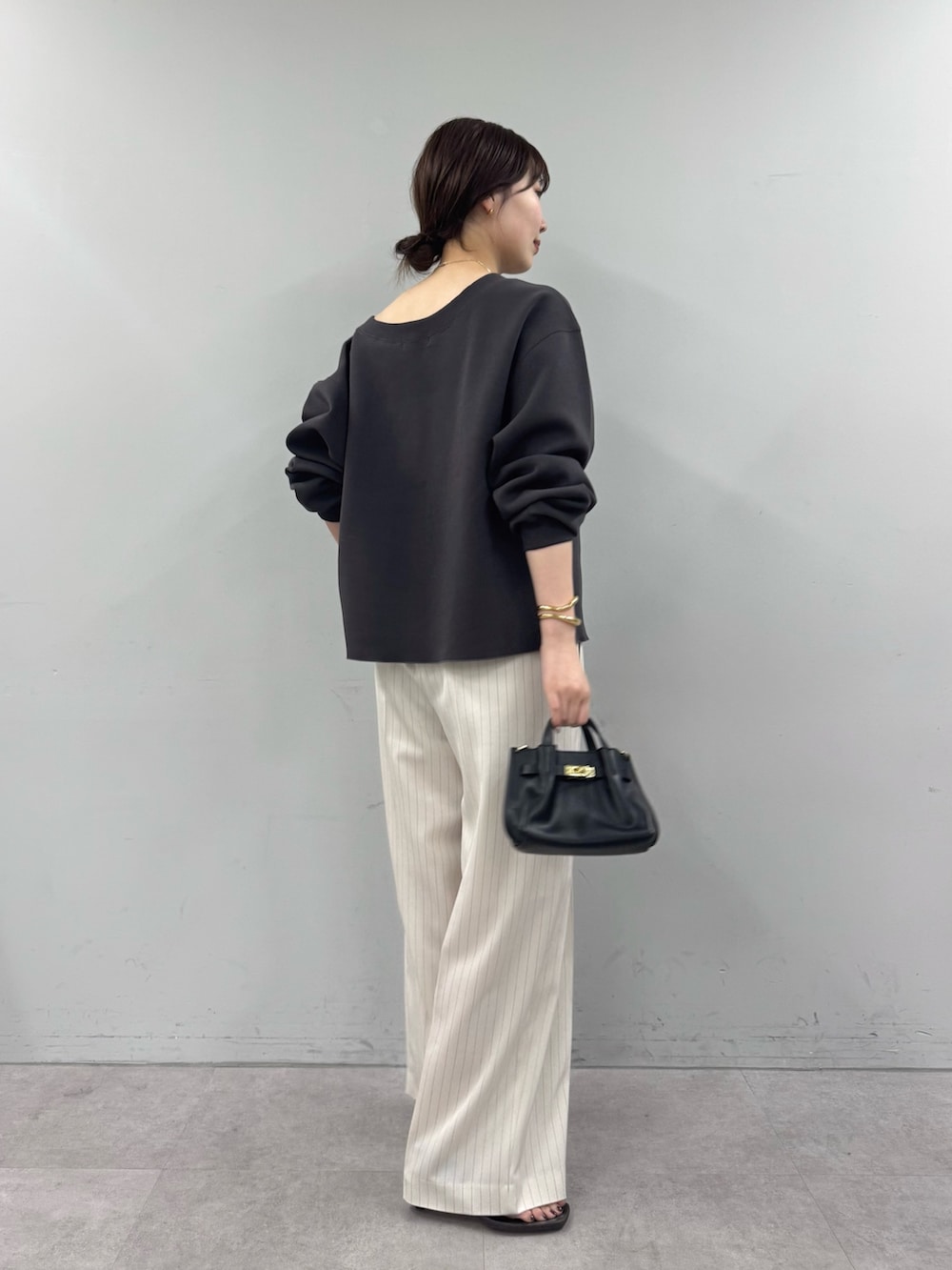 ホワイト系のその他パンツ、ブラウン系のサンダル、ブラウン系のTシャツ/カットソーを着用したレディースの春コーディネートの3枚目の写真