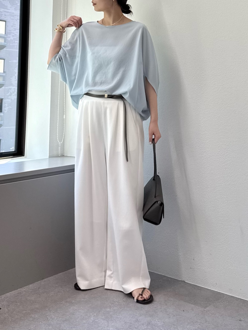 ホワイト系のその他パンツ、ブルー系のシャツ/ブラウス、グレー系のベルトを着用したレディースの春コーディネートの2枚目の写真