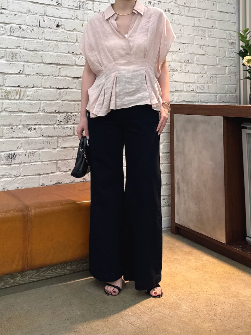 ブラック系のデニムパンツ、ピンク系のシャツ/ブラウスを着用したレディースの春コーディネートの2枚目の写真