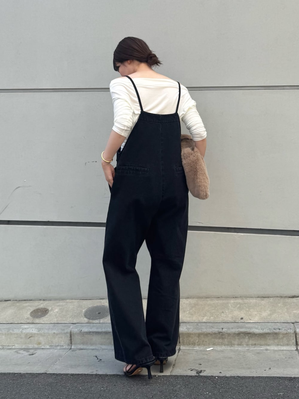 ブラック系のサロペット/オーバーオール、ベージュ系のトートバッグ、ホワイト系のTシャツ/カットソーを着用したレディースの夏コーディネートの2枚目の写真