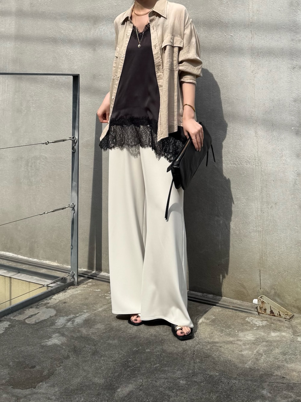 ベージュ系のその他パンツ、ブラック系のシャツ/ブラウス、ベージュ系のシャツ/ブラウスを着用したレディースの春コーディネートの2枚目の写真