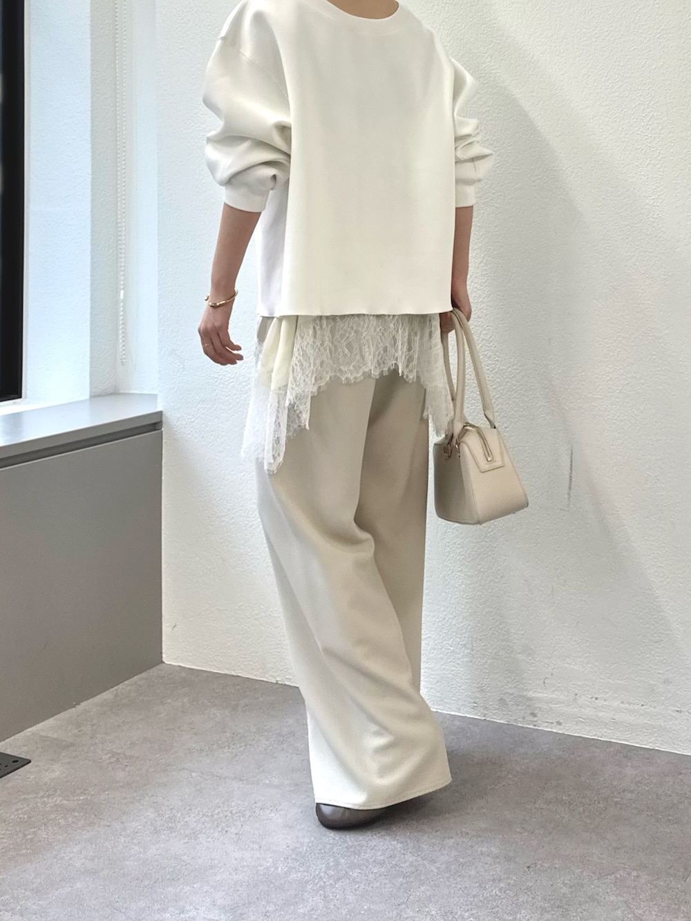 ベージュ系のその他パンツ、ホワイト系のシャツ/ブラウス、ホワイト系のTシャツ/カットソーを着用したレディースの冬コーディネートの3枚目の写真