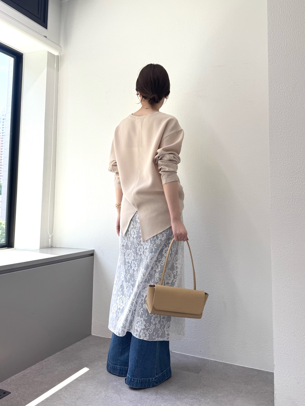 ホワイト系のスカート、ブルー系のデニムパンツ、ベージュ系のシャツ/ブラウスを着用したレディースの春コーディネートの2枚目の写真