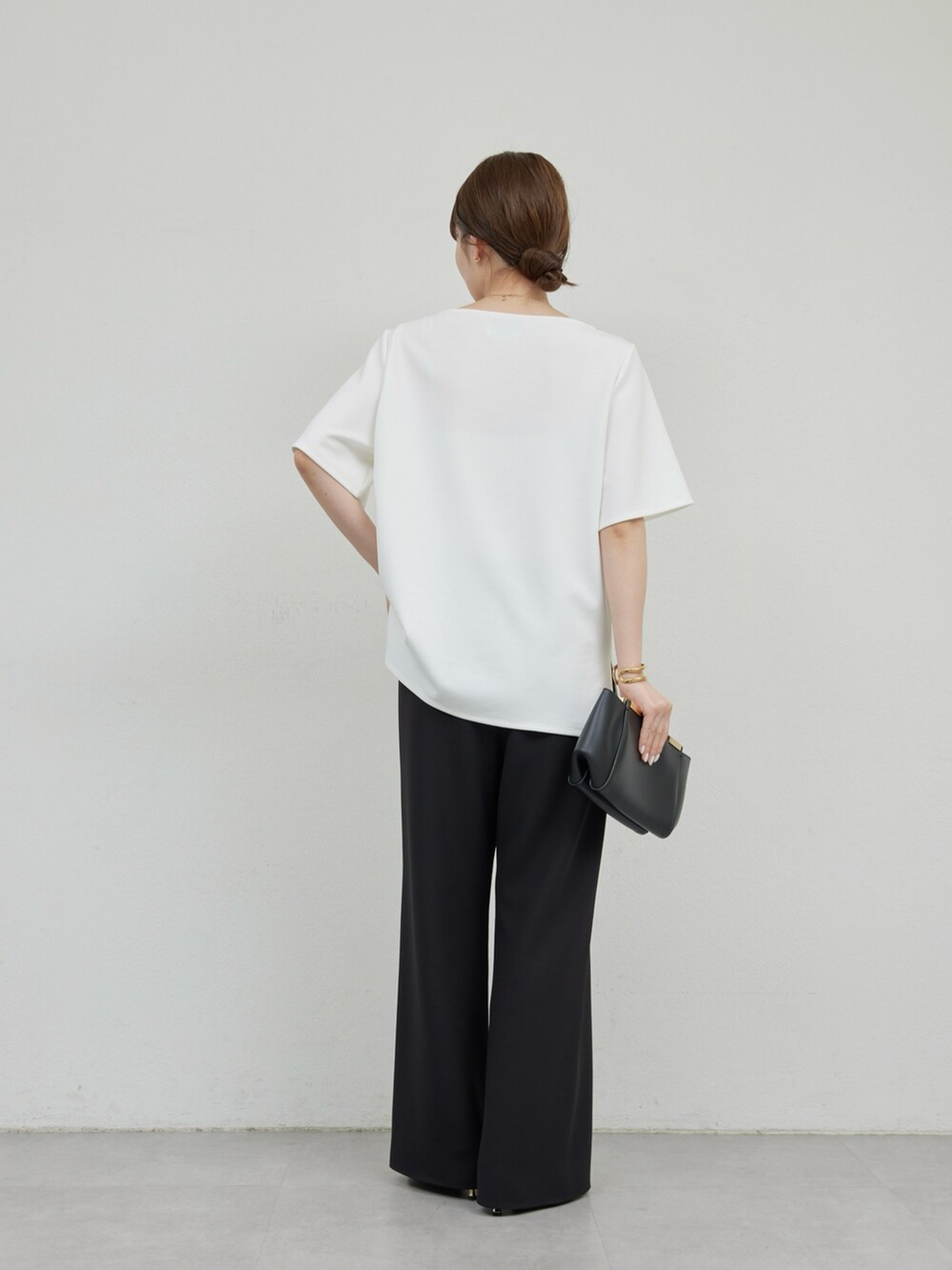 ホワイト系のTシャツ/カットソー、ブラック系のその他パンツ、ゴールド系のリングを着用したレディースの夏コーディネートの2枚目の写真