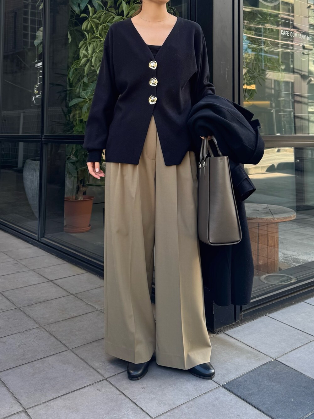ベージュ系のその他パンツ、グレー系のトートバッグ、ブラック系のニット/セーターを着用したレディースの冬コーディネートの4枚目の写真