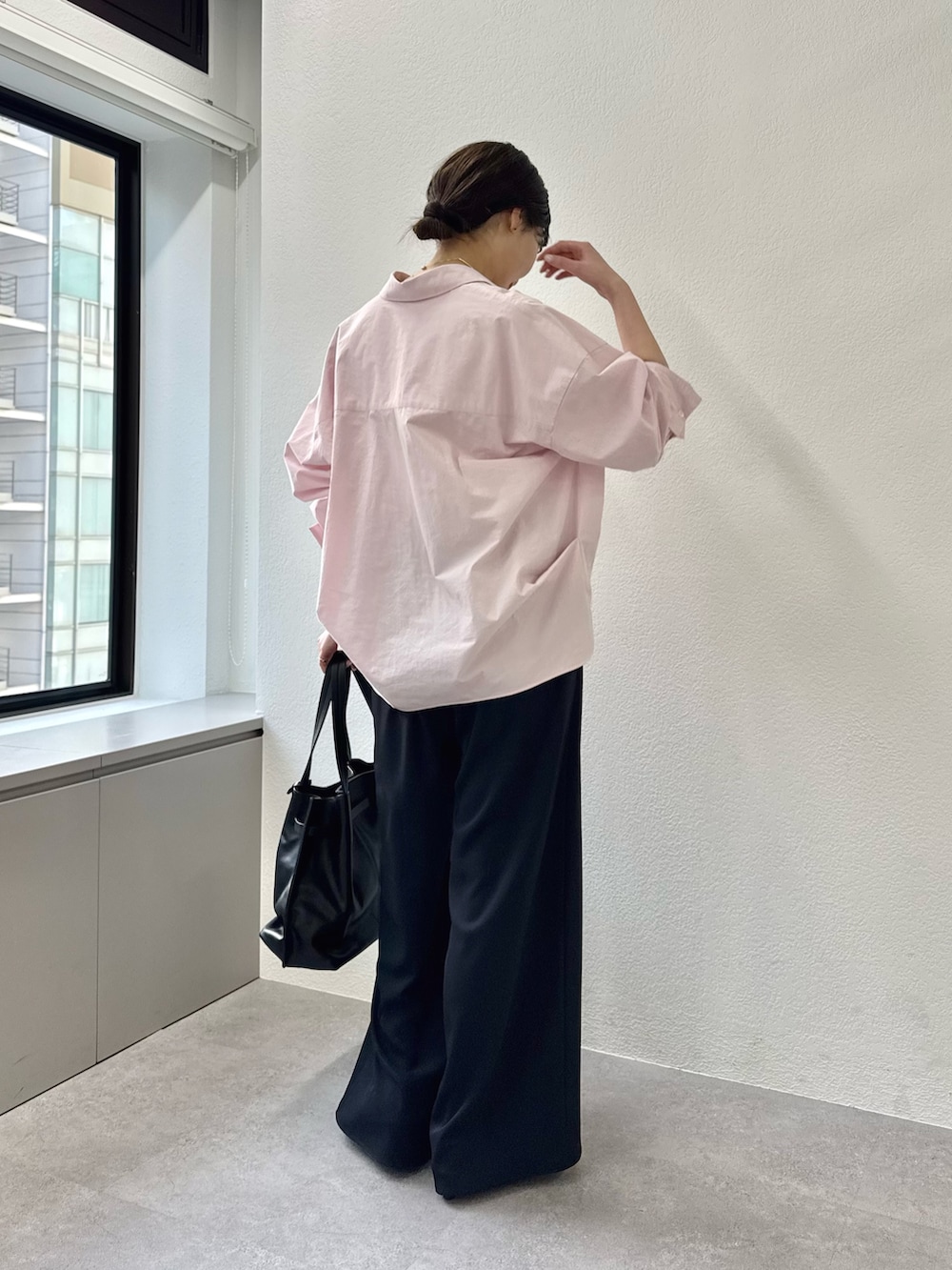 ブラック系のその他パンツ、ピンク系のシャツ/ブラウスを着用したレディースの冬コーディネートの3枚目の写真