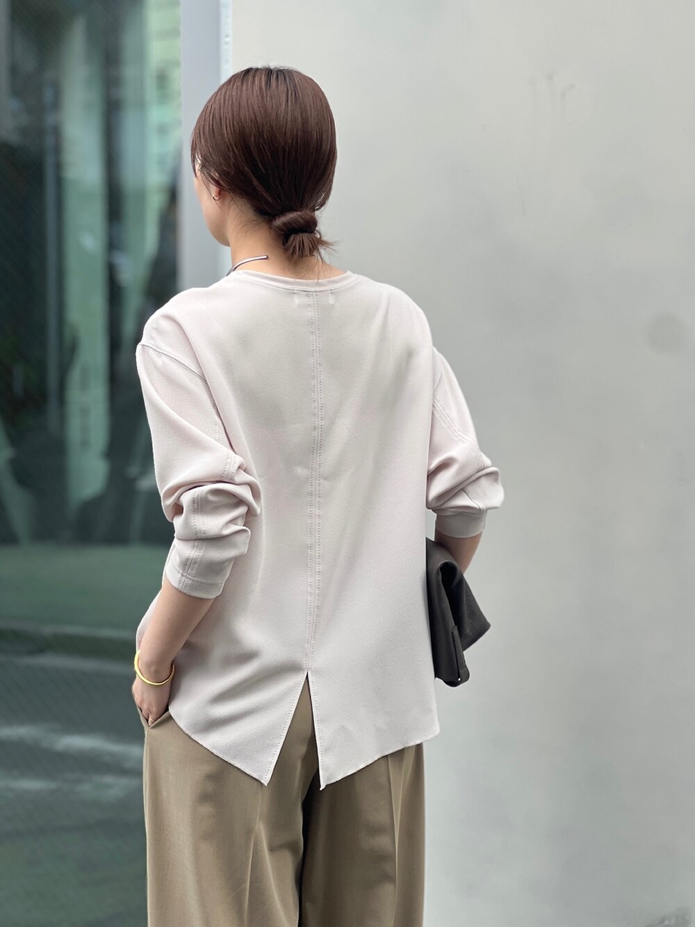 ベージュ系のその他パンツ、ブラウン系のサンダル、ブラウン系のショルダーバッグを着用したレディースの春コーディネートの5枚目の写真