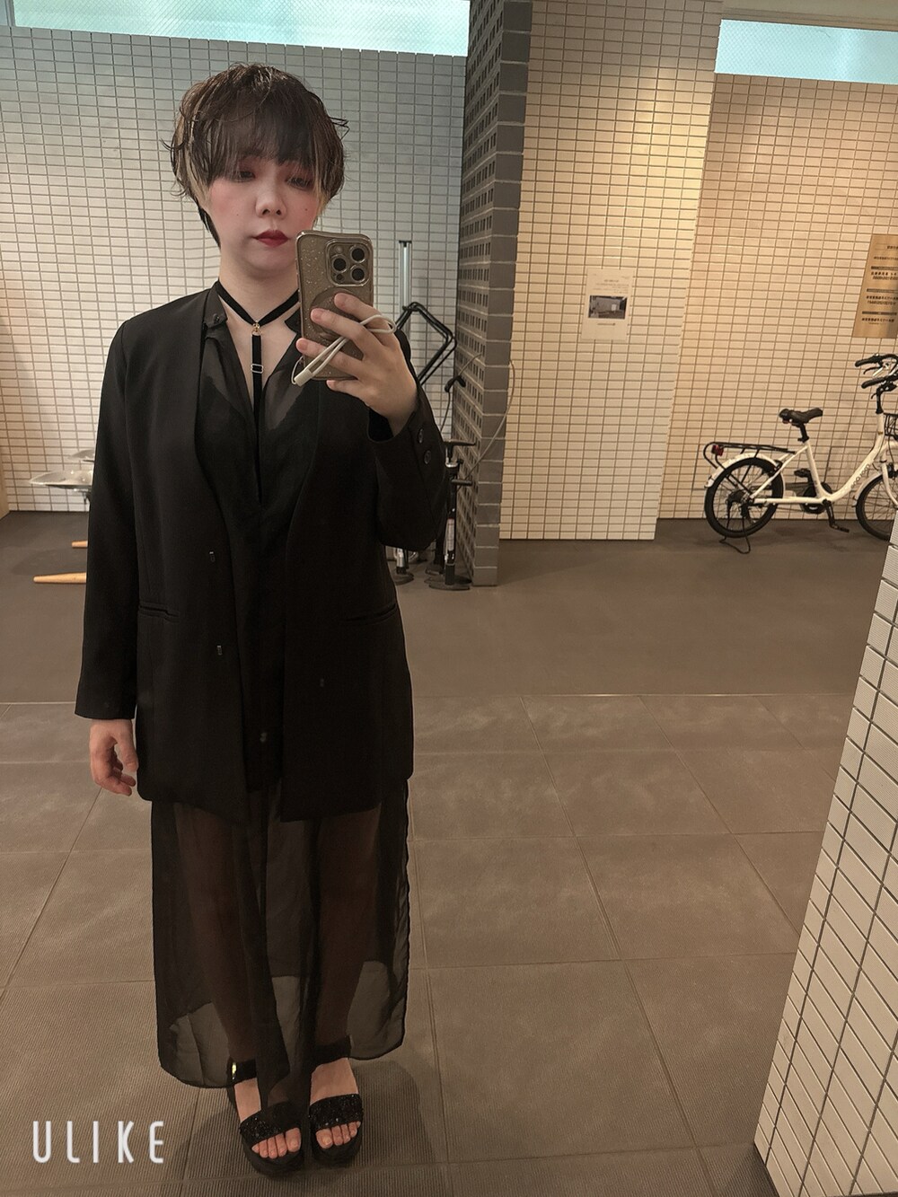 ブラック系のワンピース/ドレス、ブラック系のサンダル、ブラック系のその他パンツを着用したレディースの夏コーディネートの2枚目の写真