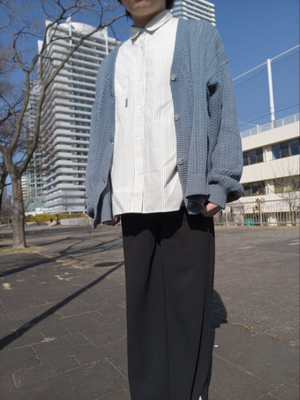 グレー系のシャツ/ブラウス、ブラック系のステンカラーコート、ブルー系のカーディガン/ボレロを着用したメンズの冬コーディネートの3枚目の写真