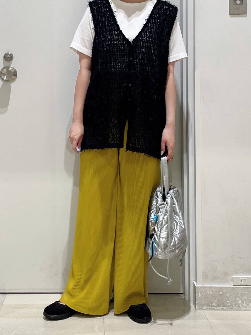 ブラック系のスニーカー、ブラック系のTシャツ/カットソー、イエロー系のその他パンツを着用したレディースの夏コーディネートの2枚目の写真