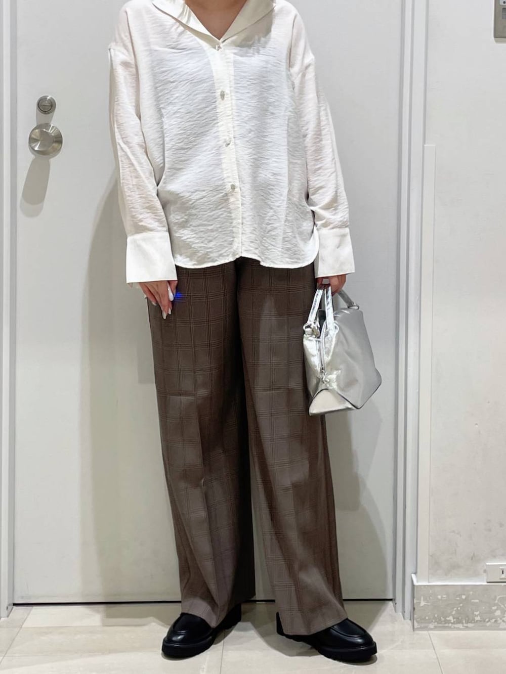 「きれいめカジュアル、きれいめ、着痩せ、GLOBAL WORK、まちがいない服_GLOBAL WORK、新作、秋コーデ、着痩せ・細見え、個性派、カジュアル、シャツ、シャツスタイル、ワイドパンツ、ローファー、フラットシューズ」｜「GLOBAL WORKのスペ軽お財布ショルダー/132336（ショルダーバッグ、シルバー系）」を使った、まるこさん（レディース・156cm）の夏コーディネートの2枚目の写真