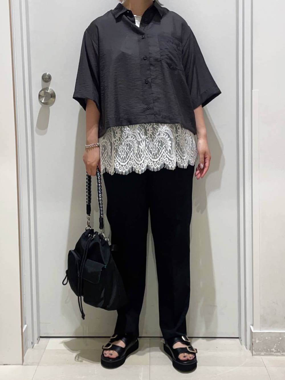 ブラック系のその他パンツ、グレー系のシャツ/ブラウス、ブラック系のサンダルを着用したレディースの夏コーディネートの2枚目の写真