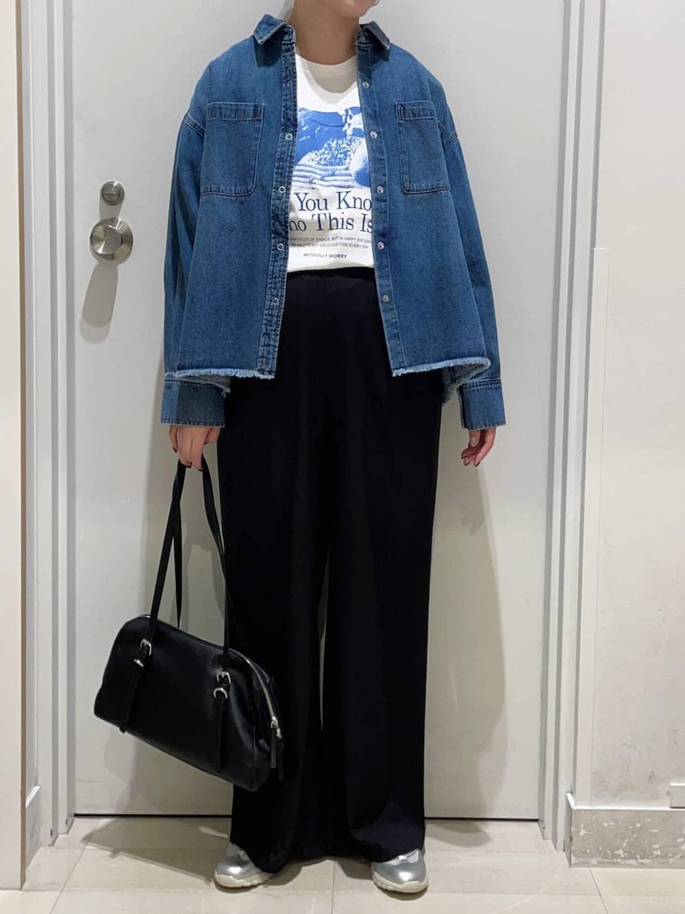 ブルー系のシャツ/ブラウス、ブラック系のその他パンツ、ホワイト系のTシャツ/カットソーを着用したレディースの春コーディネートの2枚目の写真