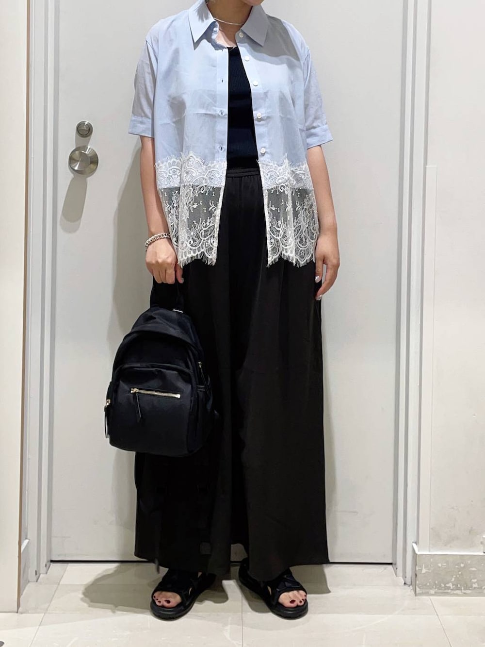 ブラック系のその他パンツ、ブラック系のタンクトップ、ブラック系のサンダルを着用したレディースの夏コーディネートの2枚目の写真