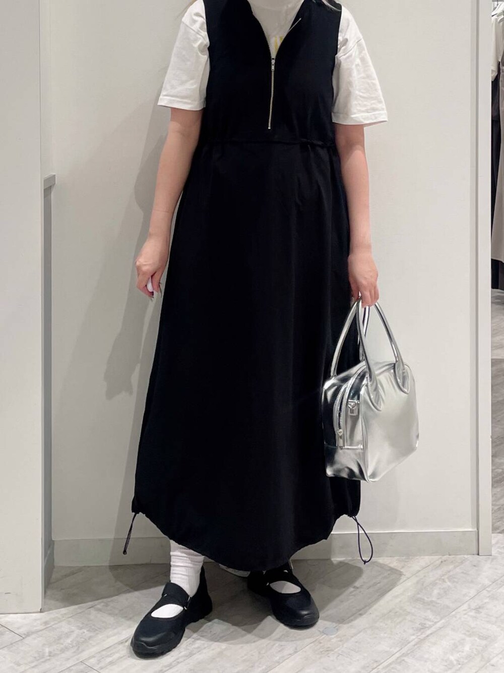 ブラック系のスニーカー、グレー系のボストンバッグ、ホワイト系のTシャツ/カットソーを着用したレディースの夏コーディネートの2枚目の写真