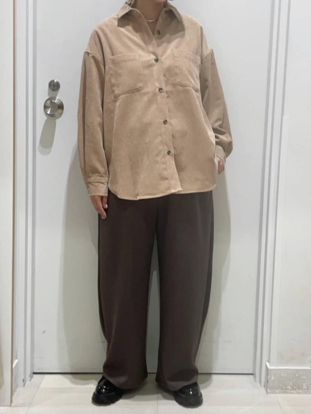 ブラウン系のその他パンツ、ブラウン系のシャツ/ブラウス、シルバー系のネックレスを着用したレディースの秋コーディネートの2枚目の写真