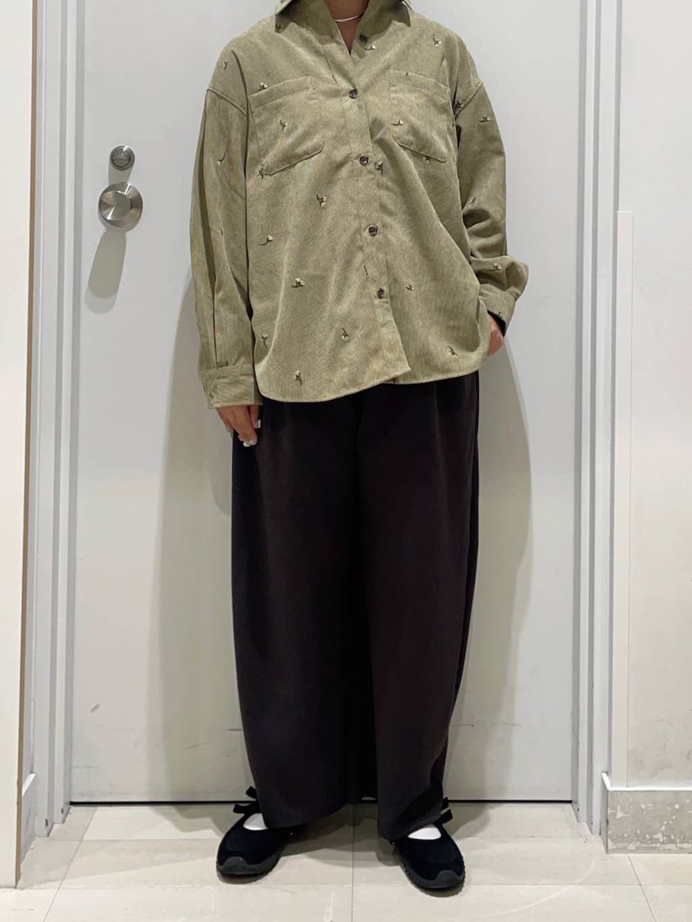 ブラウン系のその他パンツ、グリーン系のシャツ/ブラウス、シルバー系のネックレスを着用したレディースの秋コーディネートの2枚目の写真