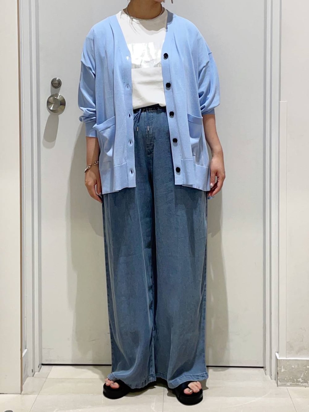 ホワイト系のTシャツ/カットソー、ブルー系のデニムパンツ、ブルー系のカーディガン/ボレロを着用したレディースの夏コーディネートの2枚目の写真