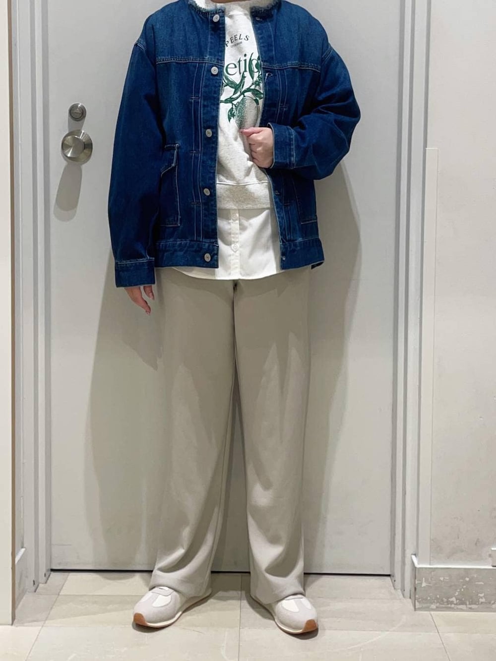 ベージュ系のスニーカー、ホワイト系のTシャツ/カットソー、グレー系のスウェットを着用したレディースの春コーディネートの2枚目の写真