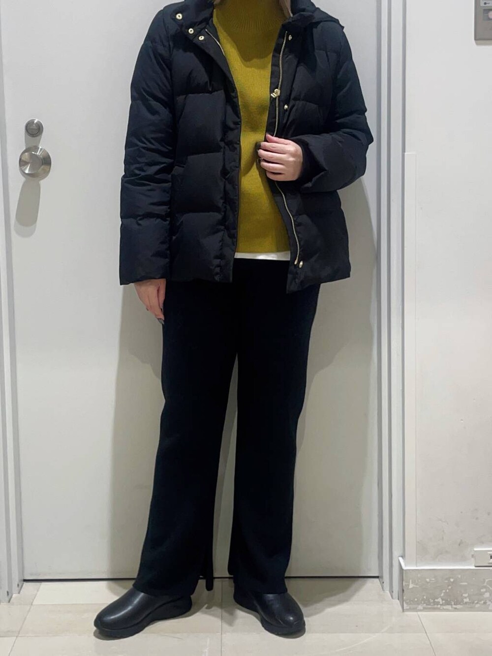 ブラック系のダウンジャケット/コート、ブラック系のその他パンツ、ブラック系のブーツを着用したレディースの秋コーディネートの2枚目の写真