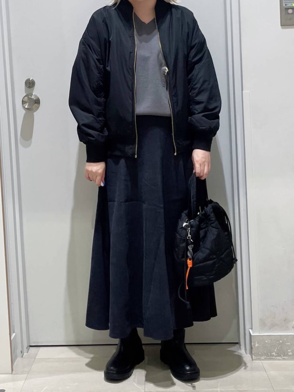 ベージュ系のブルゾン、グレー系のスウェット、グレー系のスカートを着用したレディースの秋コーディネートの2枚目の写真