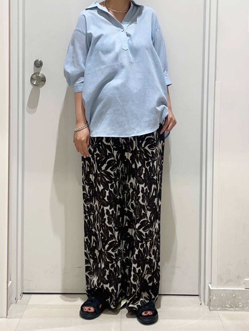 ベージュ系のその他パンツ、ホワイト系のタンクトップ、ブルー系のシャツ/ブラウスを着用したレディースの夏コーディネートの2枚目の写真