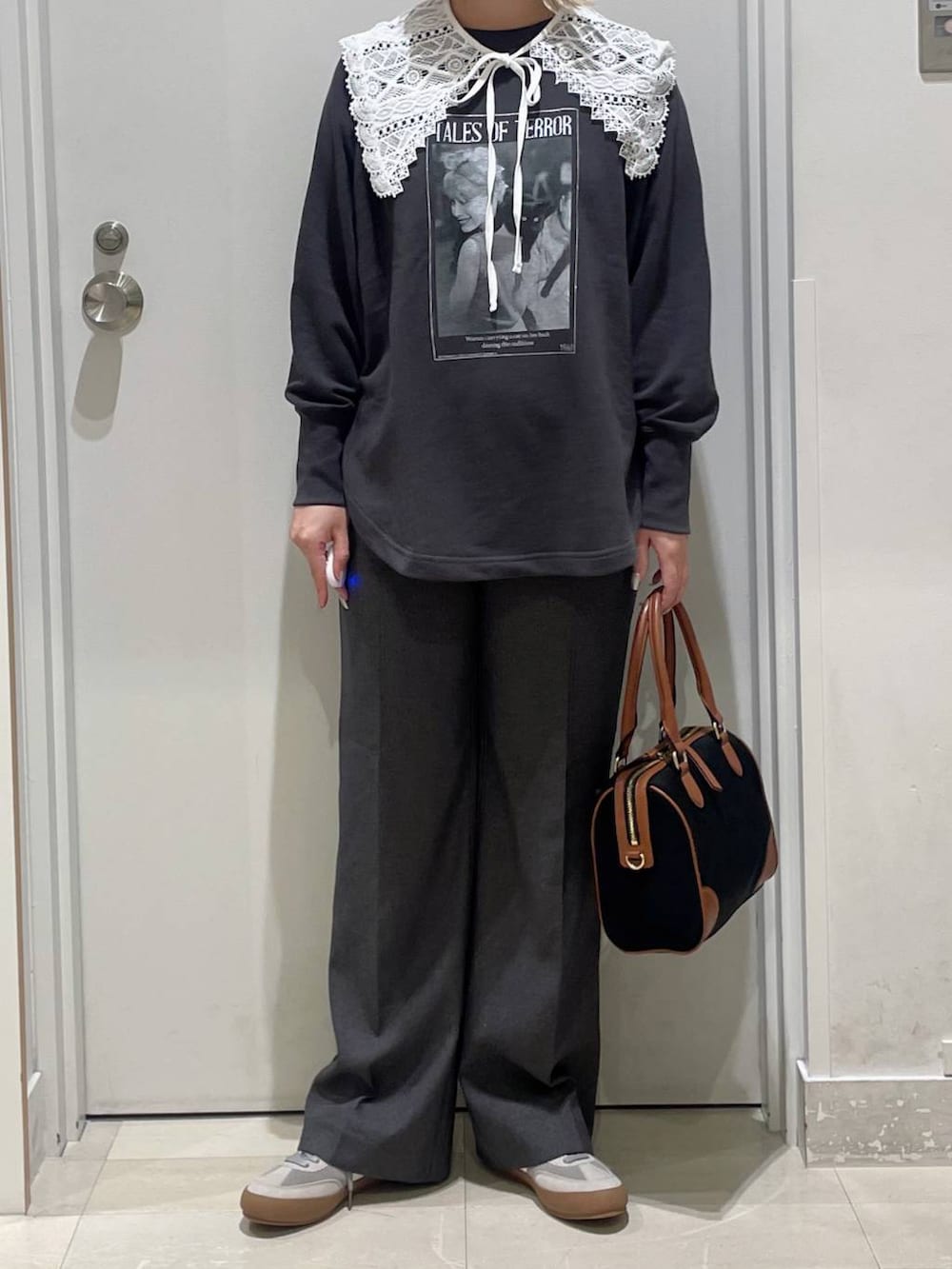 グレー系のスニーカー、グレー系のその他パンツ、ブラック系のボストンバッグを着用したレディースの秋コーディネートの2枚目の写真