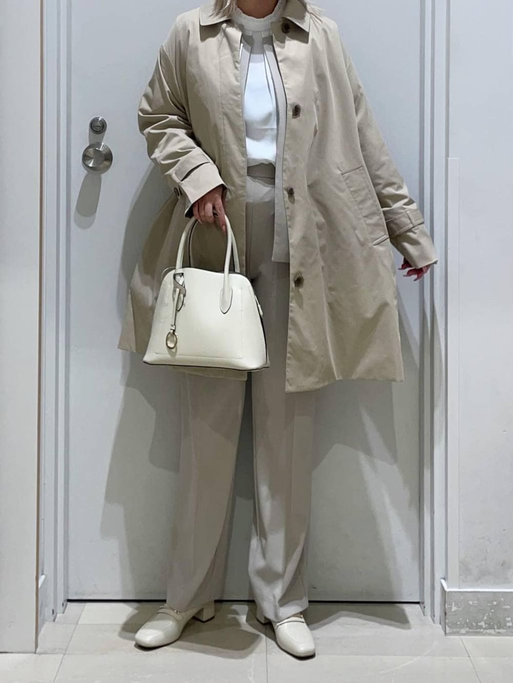ベージュ系のローファー、ホワイト系のショルダーバッグ、ベージュ系のセットアップを着用したレディースの春コーディネートの2枚目の写真