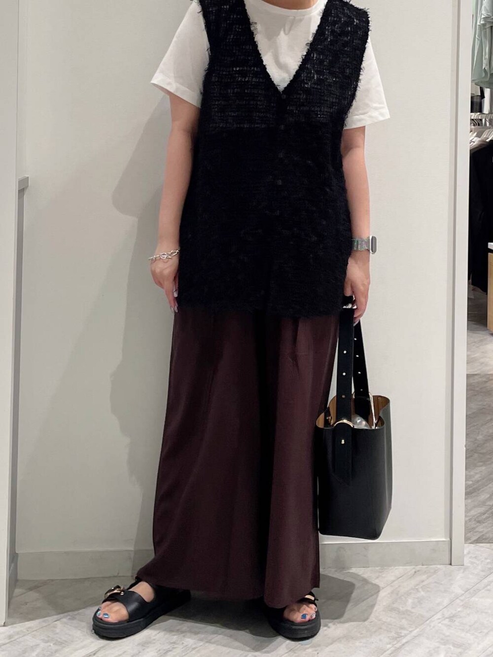 ブラック系のショルダーバッグ、ブラック系のサンダル、ブラウン系のその他パンツを着用したレディースの夏コーディネートの2枚目の写真