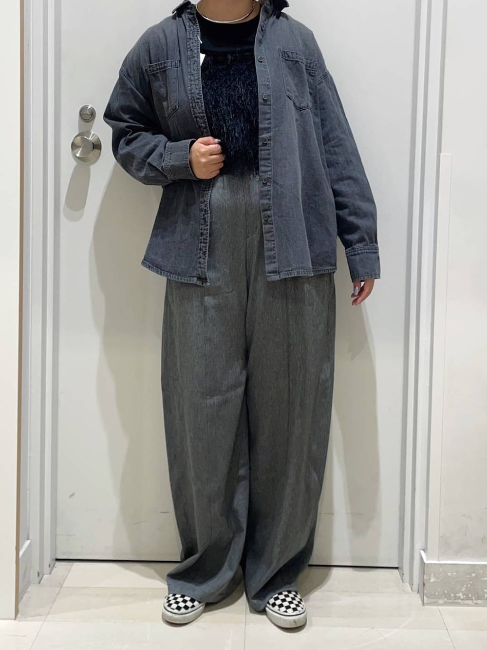 ブラック系のTシャツ/カットソー、グレー系のその他パンツ、ブラック系のその他トップスを着用したレディースの秋コーディネートの2枚目の写真